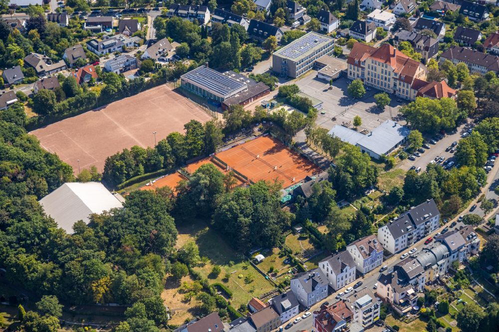 Hattingen from the bird's eye view: Tennis court and sports facilities at the Gymnasium Waldstrasse school in Hattingen in the state of North Rhine-Westphalia