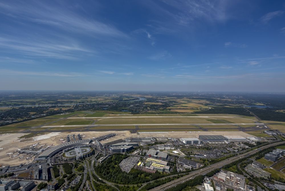 Düsseldorf from the bird's eye view: View of the Duesseldorf International Airport in the state North Rhine-Westphalia