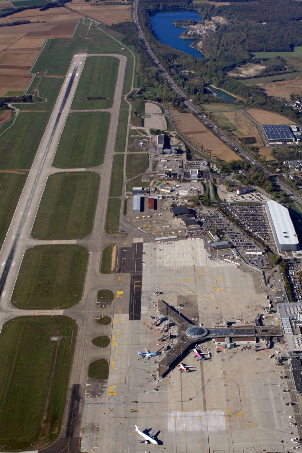 Aerial photograph Saint-Louis - Terminal area and tarmac on the grounds of the international airport Euroairport in Saint-Louis in Alsace-Champagne-Ardenne-Lorraine, France