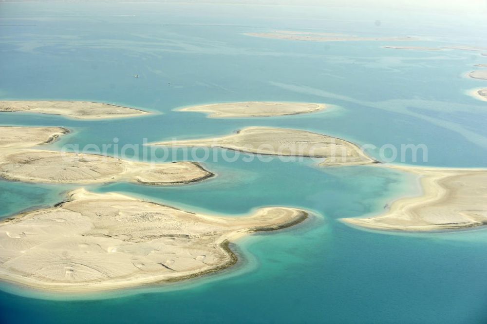 Aerial photograph Dubai - Blick auf einen Teil der Inselgruppe The World. The World oder World Islands ist eine auf der Basis von Felsschüttungen aus verdichtetem Sand aufgespülte künstliche Inselgruppe, die die groben Umrisse der Weltkarte darstellen sollen. Sie befindet sich 4,0 km (2,5 Meilen) vor der Küste Dubais, Vereinigte Arabische Emirate und besteht aus mehreren verscheidenen kleineren Inseln. View of a part of the archipelago The World. The World or World Islands is an artificial archipelago of various small islands constructed in the rough shape of a world map, located 4,0 km (2.5 mi) off the coast of Dubai, United Arab Emirates.