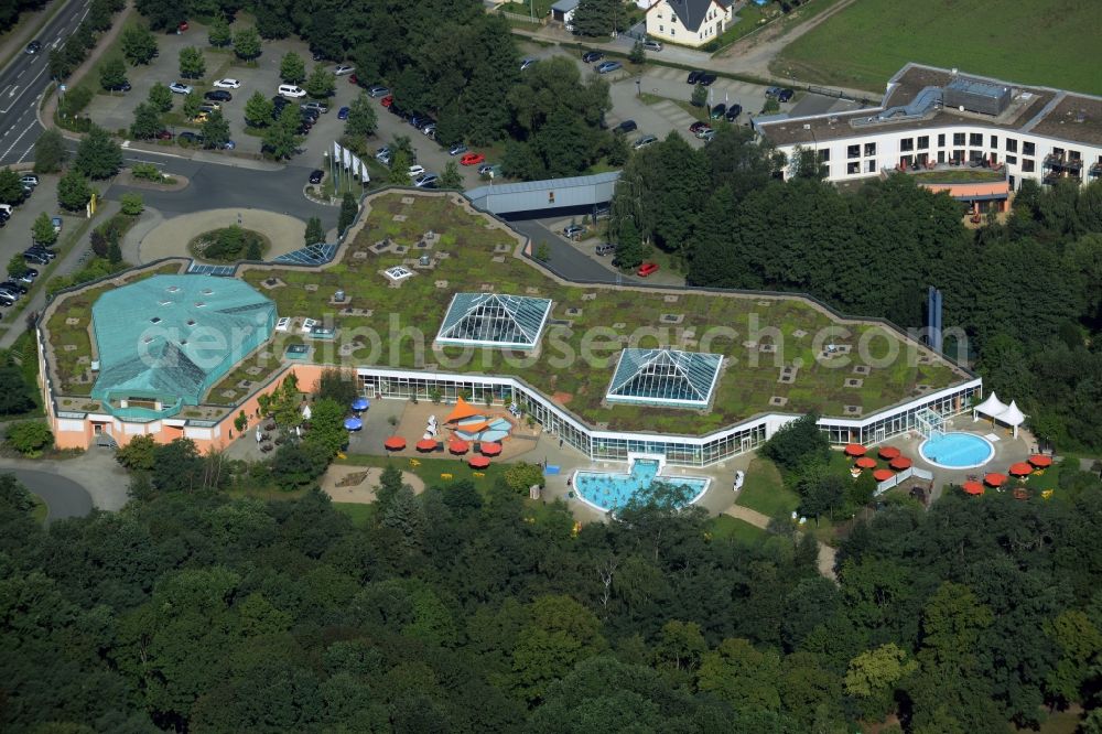 Bad Düben from the bird's eye view: Spa and swimming pools at the swimming pool of the leisure facility Heide Spa in Bad Dueben in the state of Saxony. The architectural distinct building complex with the green roof includes open air pools