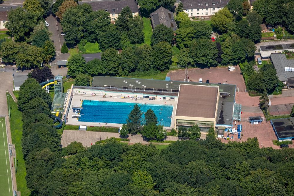 Aerial photograph Duisburg - Spa and swimming pools at the swimming pool of the leisure facility Allwetterbad Walsum on Scholte-Rahm-Strasse in Duisburg in the state North Rhine-Westphalia, Germany