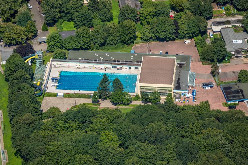 Duisburg from above - Spa and swimming pools at the swimming pool of the leisure facility Allwetterbad Walsum on Scholte-Rahm-Strasse in Duisburg in the state North Rhine-Westphalia, Germany
