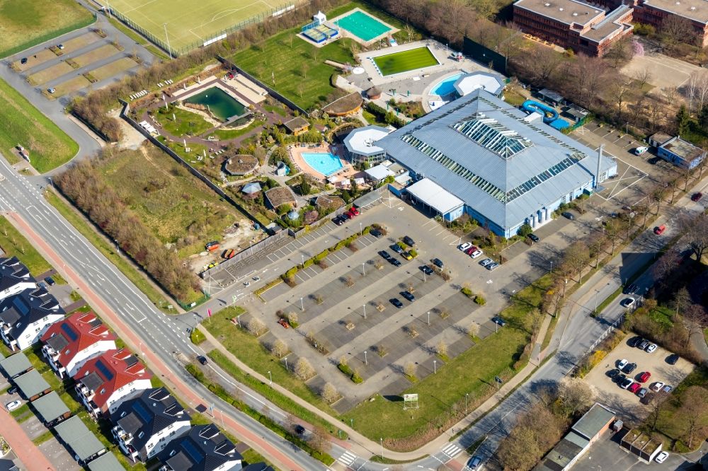 Aerial photograph Soest - Spa and swimming pools at the swimming pool of the leisure facility AquaFun Soest on Ardeyweg in Soest in the state North Rhine-Westphalia, Germany