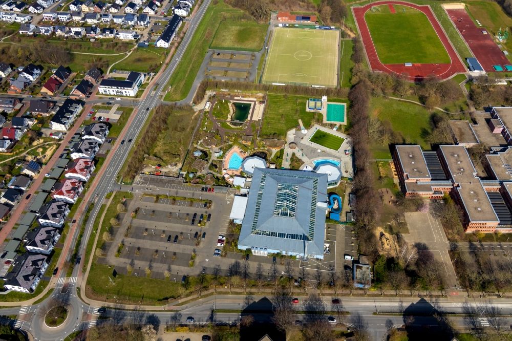 Aerial image Soest - Spa and swimming pools at the swimming pool of the leisure facility AquaFun Soest on Ardeyweg in Soest in the state North Rhine-Westphalia, Germany