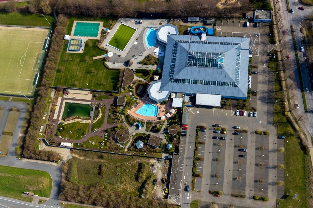 Aerial photograph Soest - Spa and swimming pools at the swimming pool of the leisure facility AquaFun Soest on Ardeyweg in Soest in the state North Rhine-Westphalia, Germany