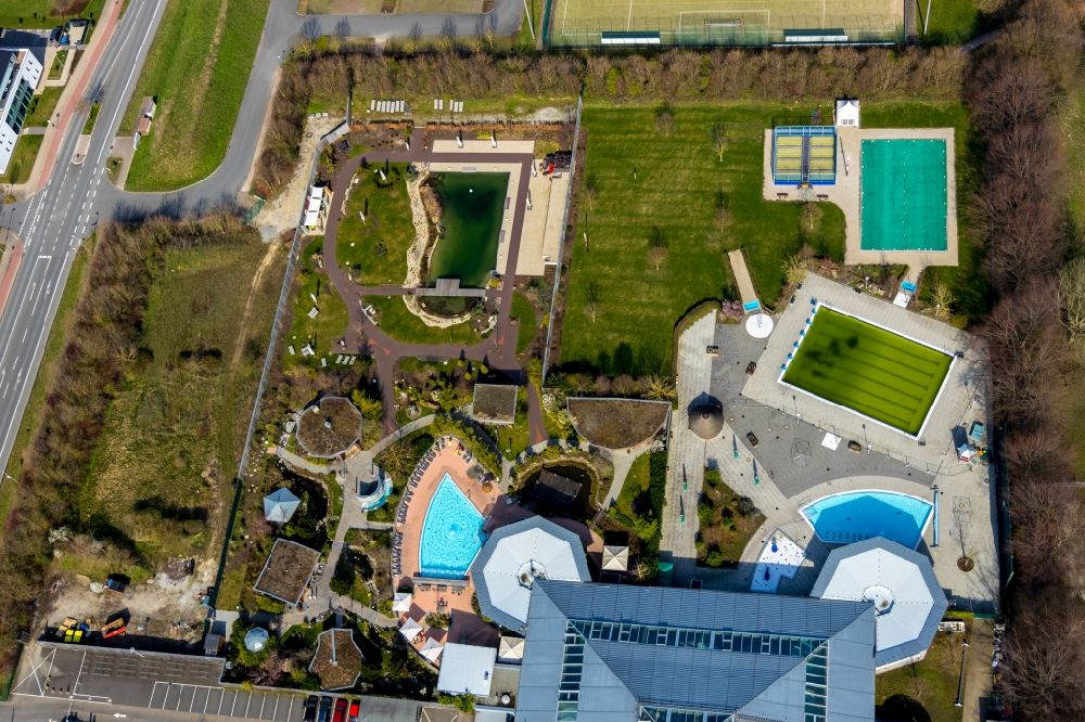 Soest from above - Spa and swimming pools at the swimming pool of the leisure facility AquaFun Soest on Ardeyweg in Soest in the state North Rhine-Westphalia, Germany