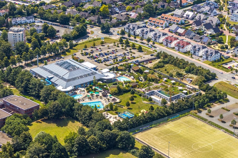 Soest from the bird's eye view: Spa and swimming pools at the swimming pool of the leisure facility AquaFun Soest on Ardeyweg in Soest in the state North Rhine-Westphalia, Germany