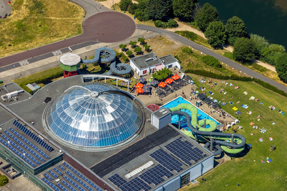 Aerial photograph Oberhausen - Spa and swimming pool at the outdoor pool of the recreational facility AQUApark Oberhausen in Oberhausen in the state of North Rhine-Westphalia, Germany