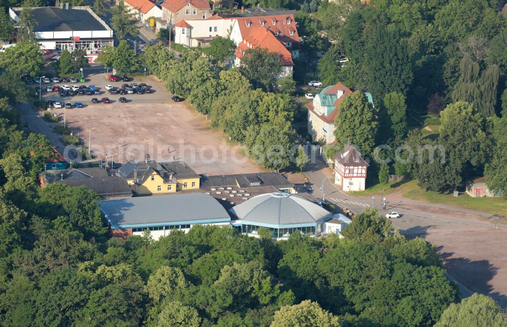 Arnstadt from the bird's eye view: Spa and swimming pools at the swimming pool of the leisure facility Arnstaedter Sport- u. Freizeitbad on Wollmarkt on street Wollmarkt in Arnstadt in the state Thuringia, Germany