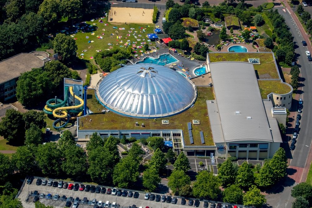 Dorsten from above - Spa and swimming pools at the swimming pool of the leisure facility Atlantis Dorsten on Konrad-Adenauer-Platz in Dorsten in the state North Rhine-Westphalia