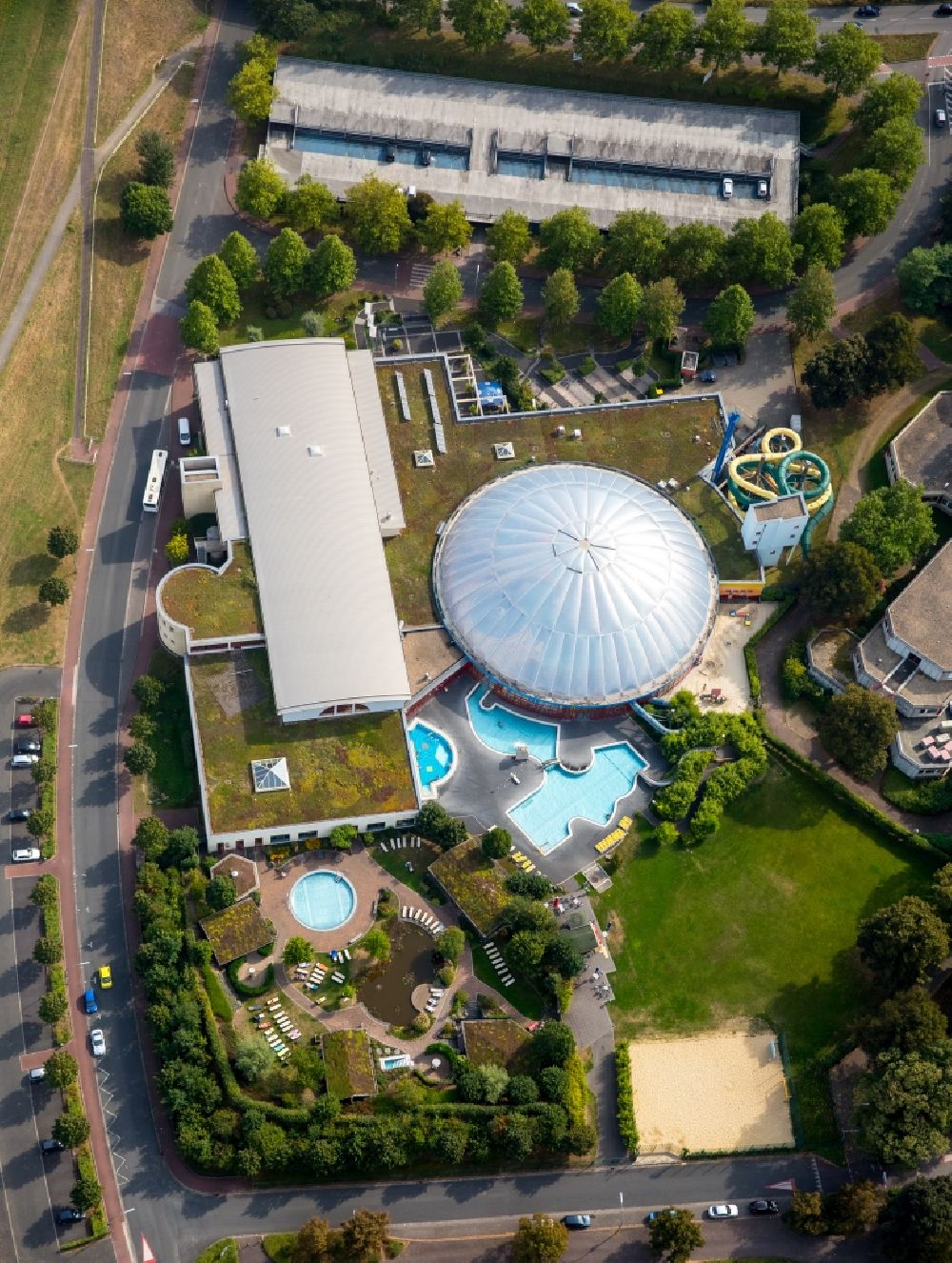 Dorsten from the bird's eye view: Spa and swimming pools at the swimming pool of the leisure facility Atlantis Dorsten on Konrad-Adenauer-Platz in Dorsten in the state North Rhine-Westphalia