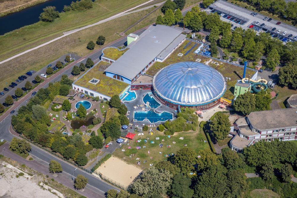 Aerial photograph Dorsten - Spa and swimming pools at the swimming pool of the leisure facility Atlantis Dorsten on Konrad-Adenauer-Platz in Dorsten in the state North Rhine-Westphalia