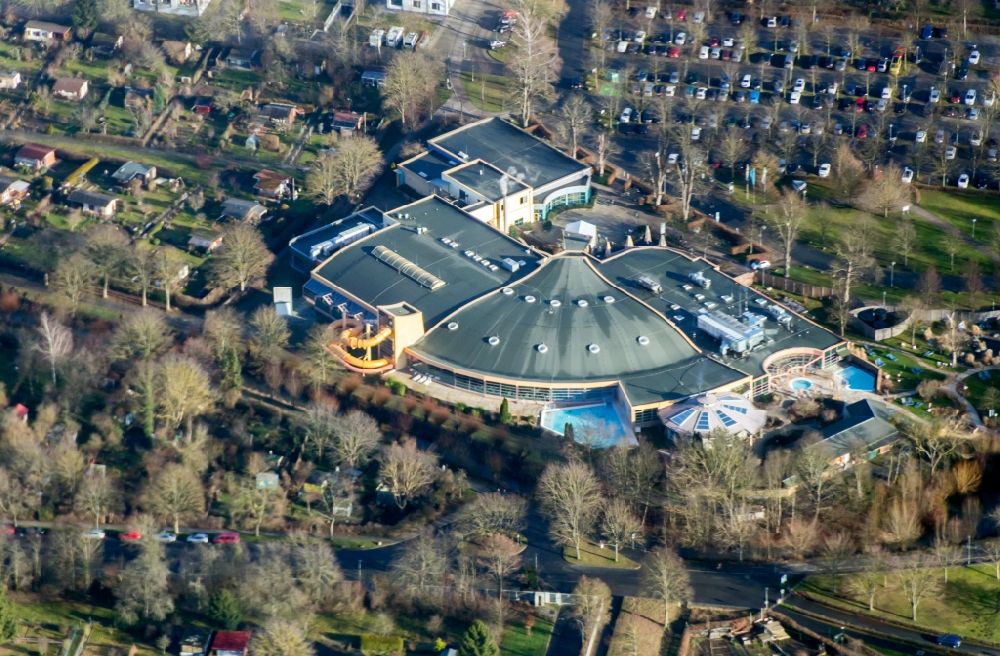 Göttingen from the bird's eye view: Spa and swimming pools at the swimming pool of the leisure facility Badeparadie Eiswiese in Goettingen in the state Lower Saxony, Germany