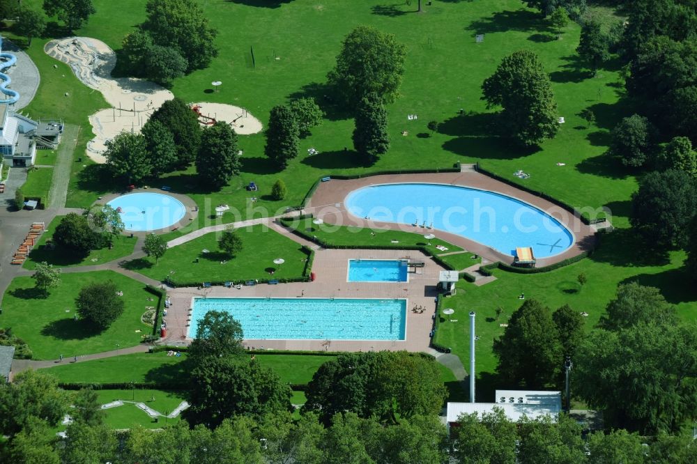 Aerial photograph Gießen - Spa and swimming pools at the swimming pool of the leisure facility Badezentrum Ringallee of Stadtwerke Giessen AG in of Ringallee in Giessen in the state Hesse, Germany
