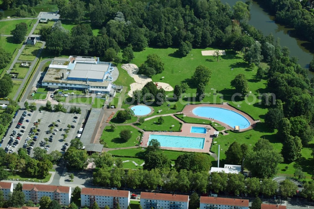 Gießen from above - Spa and swimming pools at the swimming pool of the leisure facility Badezentrum Ringallee of Stadtwerke Giessen AG in of Ringallee in Giessen in the state Hesse, Germany
