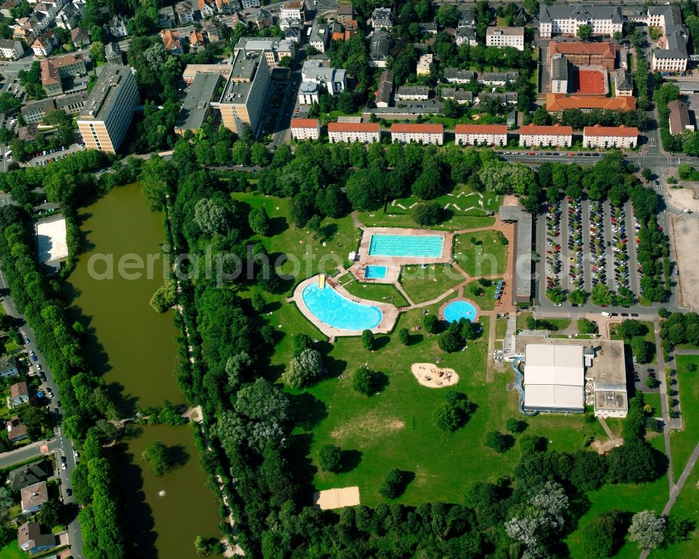 Gießen from the bird's eye view: Spa and swimming pools at the swimming pool of the leisure facility Badezentrum Ringallee of Stadtwerke Giessen AG in of Ringallee in Giessen in the state Hesse, Germany