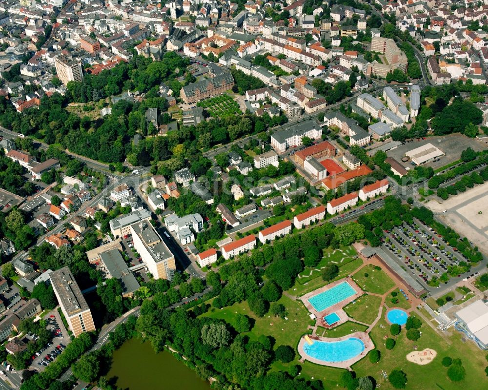 Aerial image Gießen - Spa and swimming pools at the swimming pool of the leisure facility Badezentrum Ringallee of Stadtwerke Giessen AG in of Ringallee in Giessen in the state Hesse, Germany