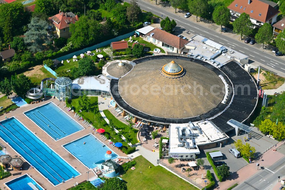 Schwetzingen from the bird's eye view: Spa and swimming pools at the swimming pool of the leisure facility bellamar in Schwetzingen in the state Baden-Wurttemberg, Germany
