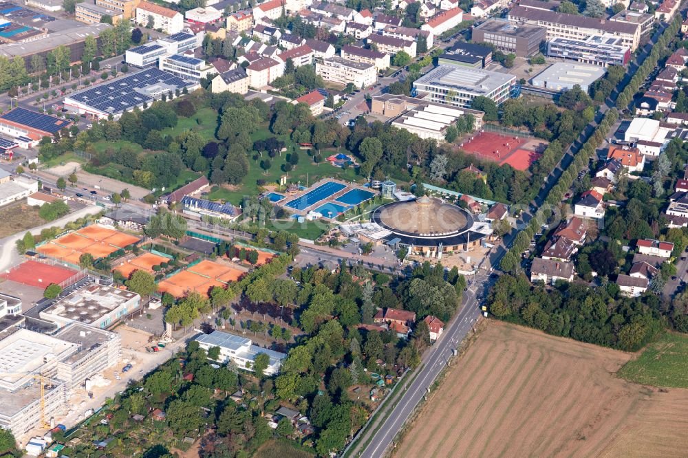 Schwetzingen from the bird's eye view: Spa and swimming pools at the swimming pool of the leisure facility bellamar in Schwetzingen in the state Baden-Wurttemberg, Germany