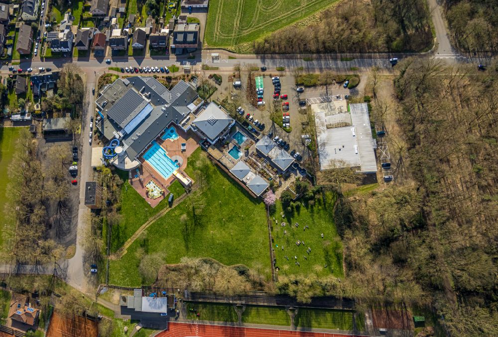 Aerial image Emmerich am Rhein - Spa and swimming pools at the swimming pool of the leisure facility Embricana Freizeit u. Sport GmbH in Emmerich am Rhein in the state North Rhine-Westphalia
