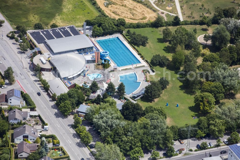 Aerial image Ergolding - Spa and swimming pools at the swimming pool of the leisure facility ERGOMAR Ergolding Badewelt & Sauna on Industriestrasse in the district Ergolding in Ergolding in the state Bavaria, Germany