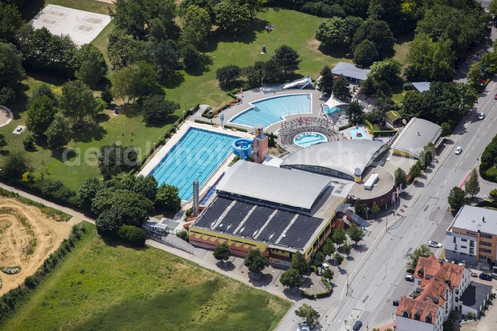 Ergolding from above - Spa and swimming pools at the swimming pool of the leisure facility ERGOMAR Ergolding Badewelt & Sauna on Industriestrasse in the district Ergolding in Ergolding in the state Bavaria, Germany
