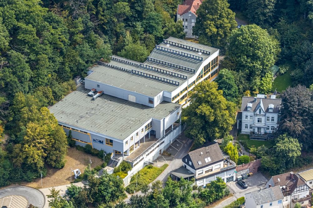 Aerial photograph Menden (Sauerland) - Spa and swimming pools at the swimming pool of the leisure facility Hallenbad Menden Am Huenenkoepfchen in Menden (Sauerland) in the state North Rhine-Westphalia, Germany