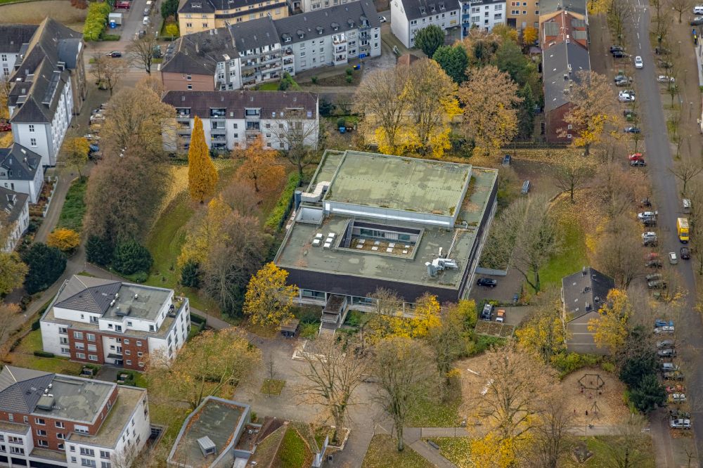 Aerial photograph Gladbeck - Spa and swimming pools at the swimming pool of the leisure facility Hallenbad of Stadt Gladbeck in Gladbeck in the state North Rhine-Westphalia, Germany