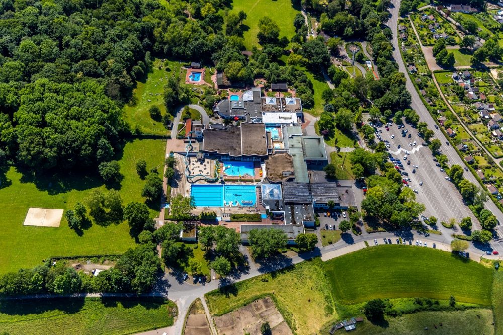 Aerial image Herne - Spa and swimming pools at the swimming pool of the leisure facility LAGO Die Therme Am Ruhmbach in Herne in the state North Rhine-Westphalia, Germany
