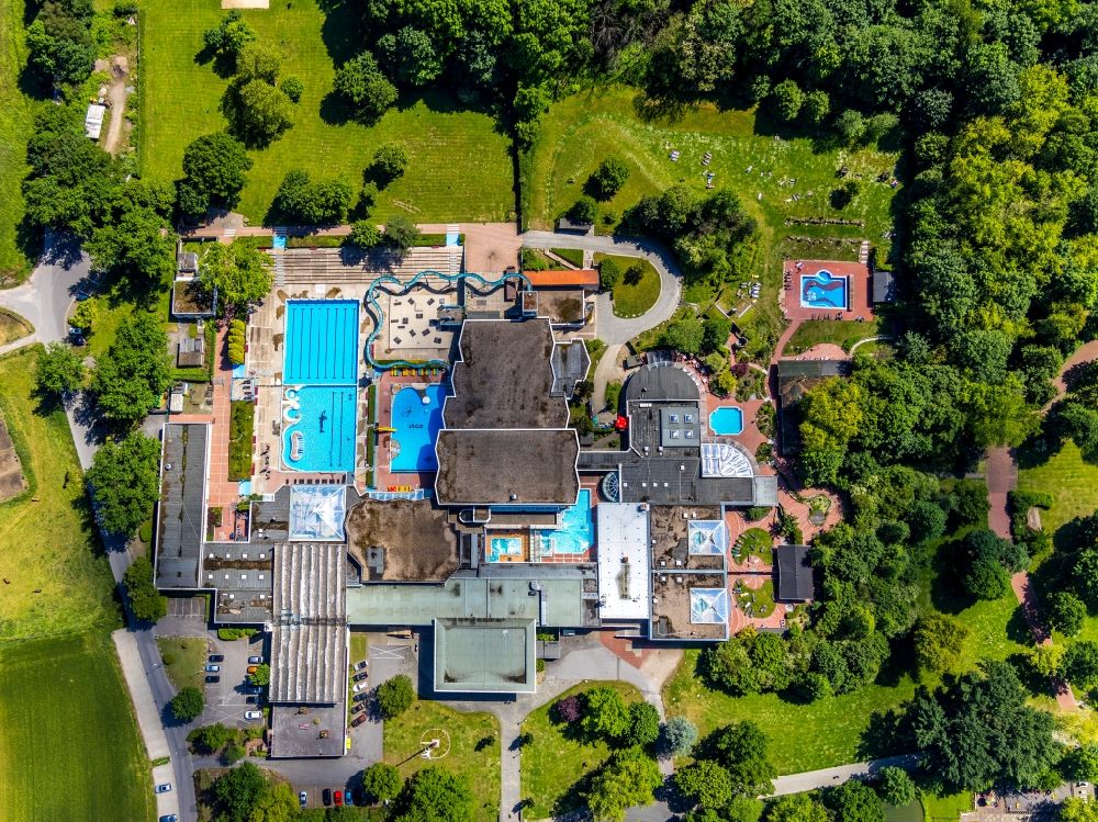 Herne from above - Spa and swimming pools at the swimming pool of the leisure facility LAGO Die Therme Am Ruhmbach in Herne in the state North Rhine-Westphalia, Germany