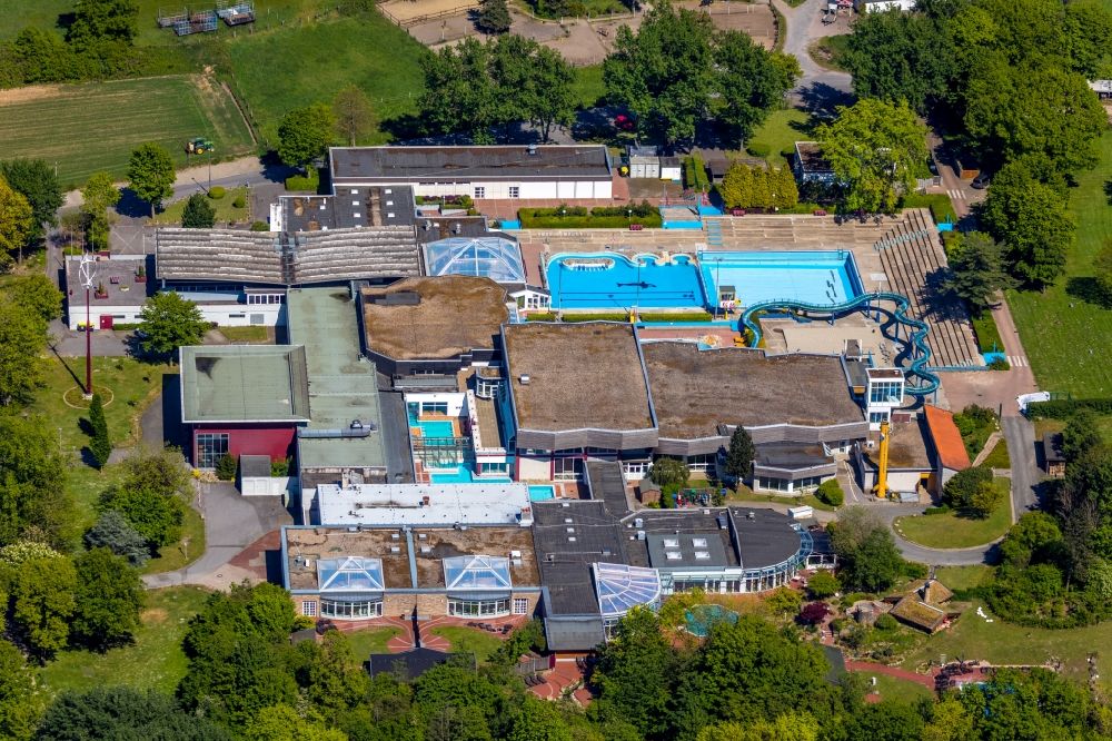Aerial image Herne - Spa and swimming pools at the swimming pool of the leisure facility LAGO Die Therme on im Gysenberg-Park - Am Ruhmbach in Herne in the state North Rhine-Westphalia, Germany
