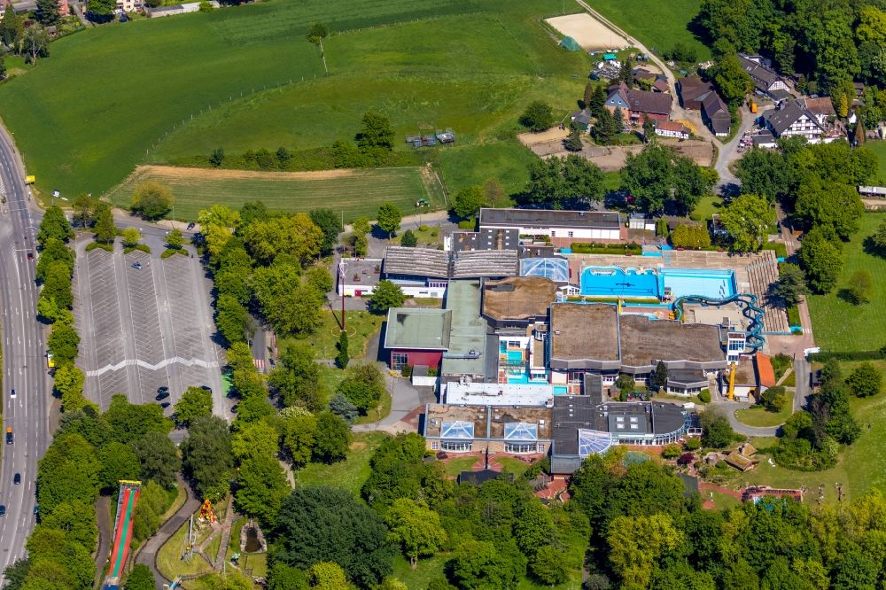 Aerial photograph Herne - Spa and swimming pools at the swimming pool of the leisure facility LAGO Die Therme on im Gysenberg-Park - Am Ruhmbach in Herne in the state North Rhine-Westphalia, Germany
