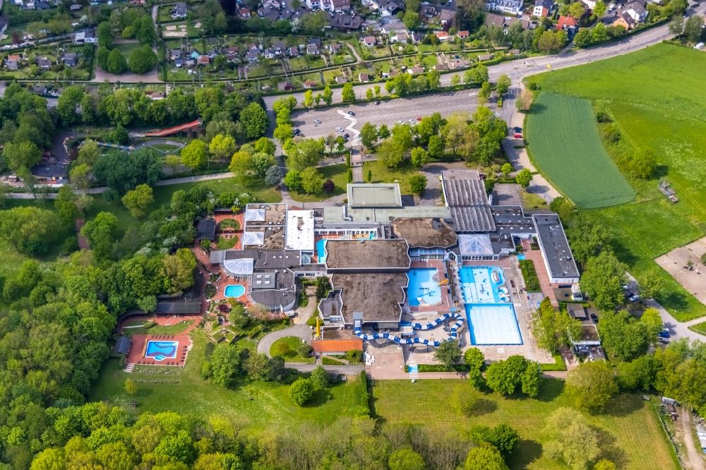 Aerial photograph Herne - Spa and swimming pools at the swimming pool of the leisure facility LAGO Die Therme Am Ruhmbach in Herne at Ruhrgebiet in the state North Rhine-Westphalia, Germany