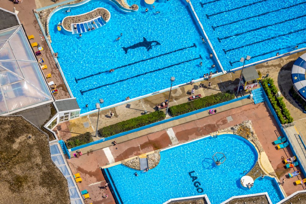 Aerial image Herne - Spa and swimming pools at the swimming pool of the leisure facility LAGO Die Therme Am Ruhmbach in Herne at Ruhrgebiet in the state North Rhine-Westphalia, Germany