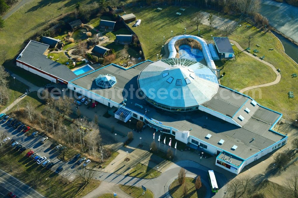 Aerial image Hoyerswerda - Spa and swimming pools at the swimming pool of the leisure facility of Lausitzbad Hoyerswerda GmbH Am Gondelteich in Hoyerswerda in the state Saxony, Germany