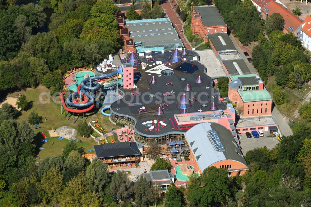 Aerial image Halle (Saale) - Spa and swimming pools at the swimming pool of the leisure facility Maya mare Am Wasserwerk in the district Ortslage Ammendorf - Beesen in Halle (Saale) in the state Saxony-Anhalt, Germany