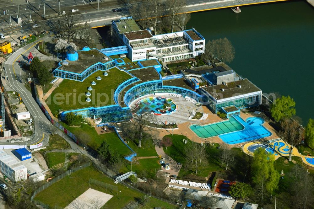 Stuttgart from above - Spa and swimming pools at the swimming pool of the leisure facility Mineralbad Leuze Am Leuzebad in the district Berg in Stuttgart in the state Baden-Wurttemberg, Germany