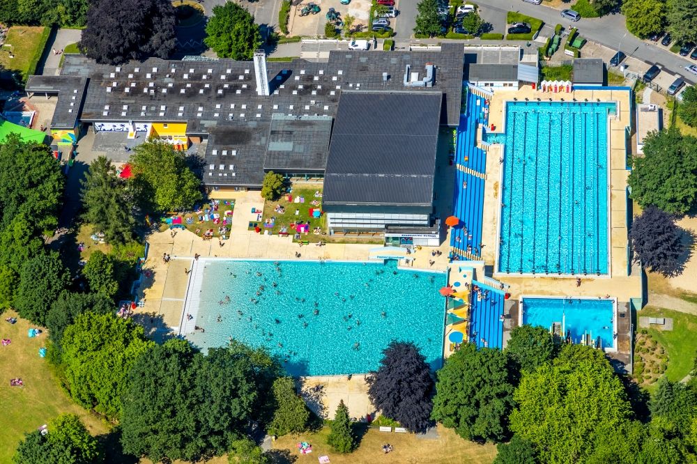 Aerial image Velbert - Spa and swimming pools at the swimming pool of the leisure facility Panoronabad Velbert-Neviges on Wiesenweg in Velbert in the state North Rhine-Westphalia, Germany