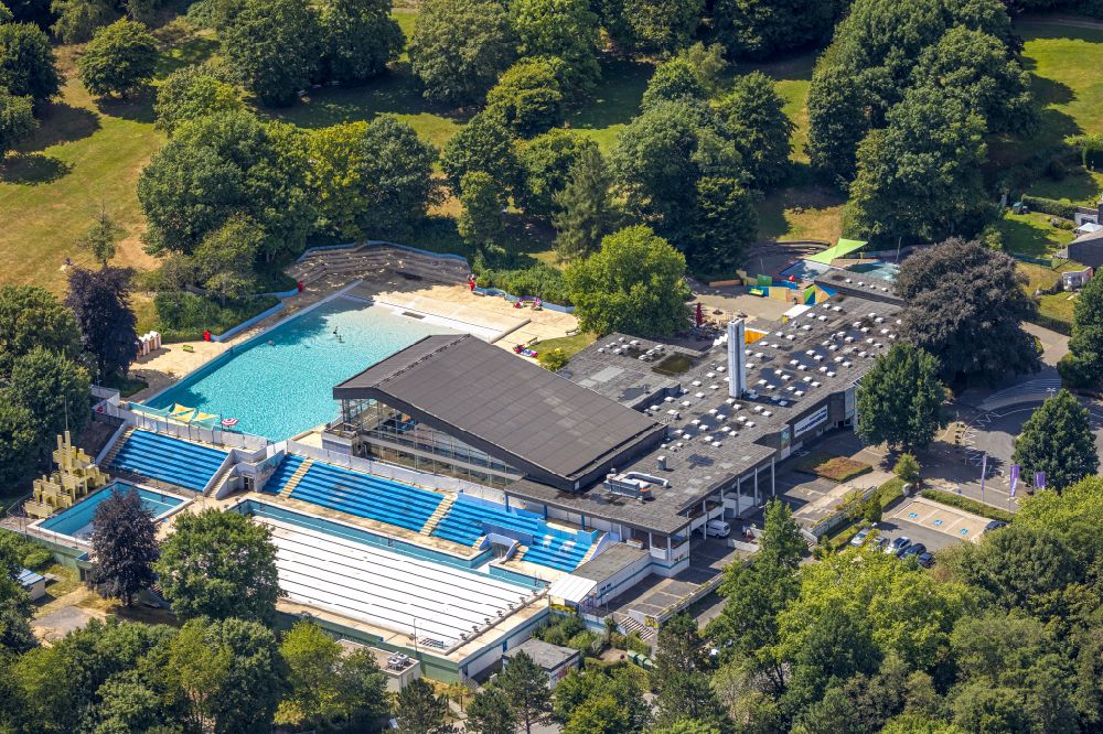 Velbert from the bird's eye view: spa and swimming pools at the swimming pool of the leisure facility Panoronabad Velbert-Neviges on Wiesenweg in Velbert in the state North Rhine-Westphalia, Germany