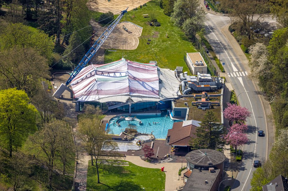 Velbert from above - Spa and swimming pools at the swimming pool of the leisure facility Parkbad Velbert-Mitte on Parkstrasse in Velbert in the state North Rhine-Westphalia, Germany