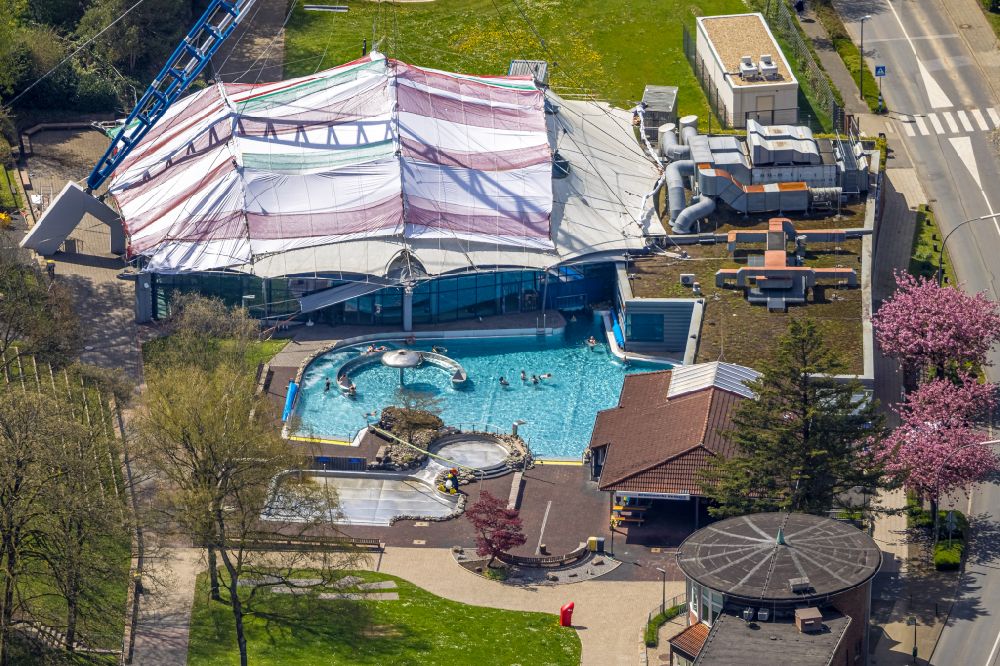 Aerial image Velbert - Spa and swimming pools at the swimming pool of the leisure facility Parkbad Velbert-Mitte on Parkstrasse in Velbert in the state North Rhine-Westphalia, Germany