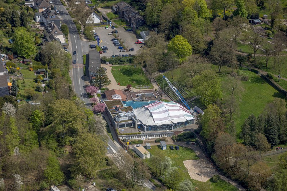 Aerial photograph Velbert - Spa and swimming pools at the swimming pool of the leisure facility Parkbad Velbert-Mitte on Parkstrasse in Velbert in the state North Rhine-Westphalia, Germany