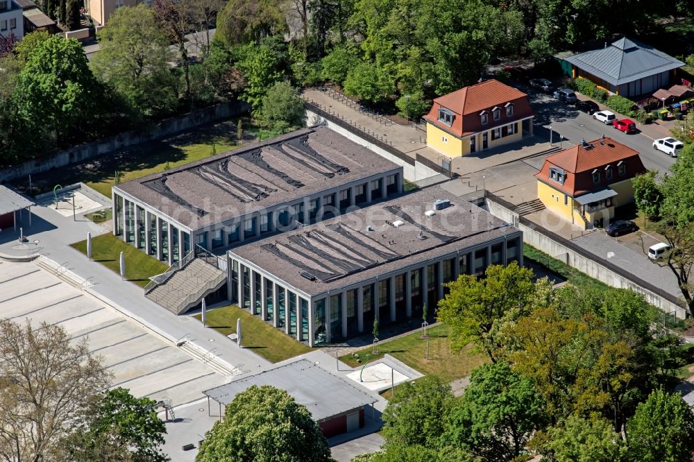 Weimar from the bird's eye view: Spa and swimming pools at the swimming pool of the leisure facility Schwanseebad on place Hermann-Brill-Platz in Weimar in the state Thuringia, Germany