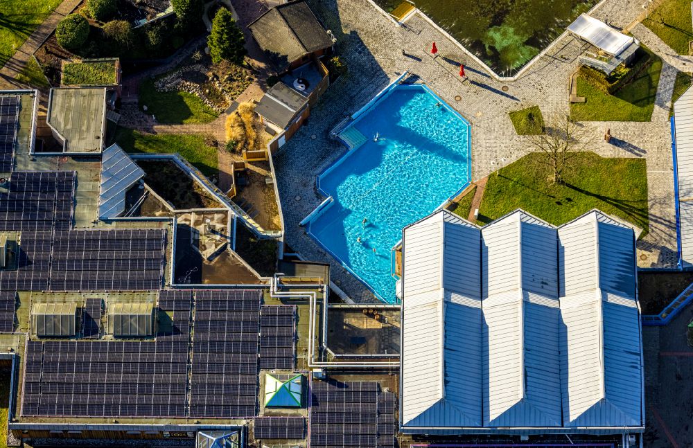 Aerial photograph Dortmund - Spa and swimming pools at the swimming pool of the leisure facility Solebad Wischlingen on Hoefkerstrasse in the district Wischlingen in Dortmund at Ruhrgebiet in the state North Rhine-Westphalia, Germany
