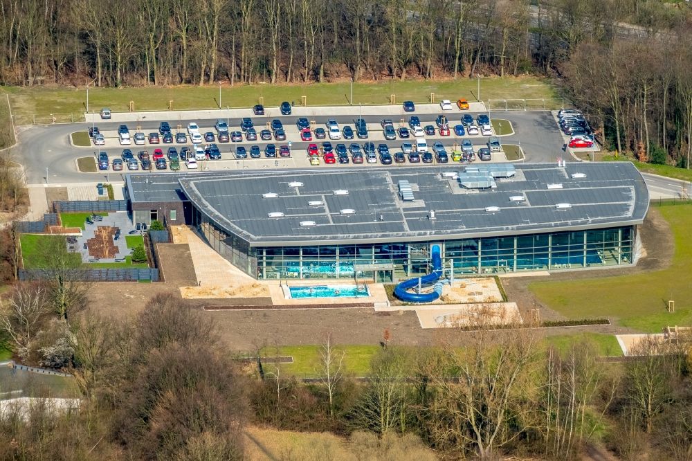 Herne from above - Spa and swimming pools at the swimming pool of the leisure facility Sport- und Erlebnisbad Wananas in the district Wanne-Eickel in Herne in the state North Rhine-Westphalia