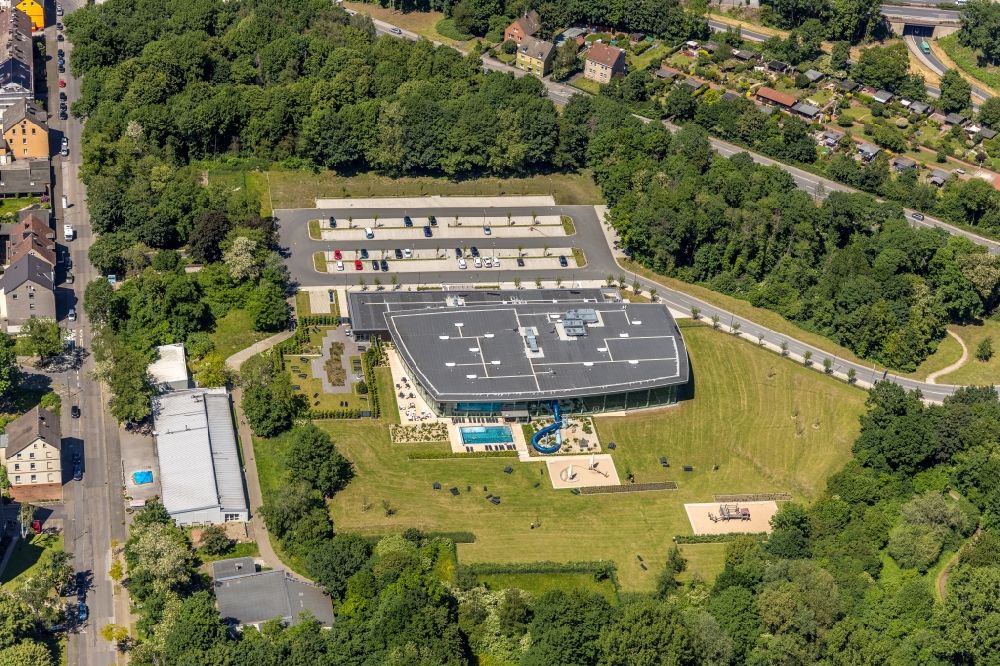 Herne from above - Spa and swimming pools at the swimming pool of the leisure facility Sport- und Erlebnisbad Wananas in the district Wanne-Eickel in Herne in the state North Rhine-Westphalia
