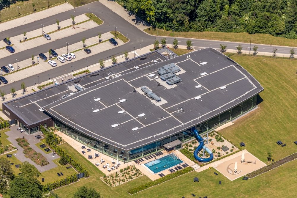 Herne from the bird's eye view: Spa and swimming pools at the swimming pool of the leisure facility Sport- und Erlebnisbad Wananas in the district Wanne-Eickel in Herne in the state North Rhine-Westphalia