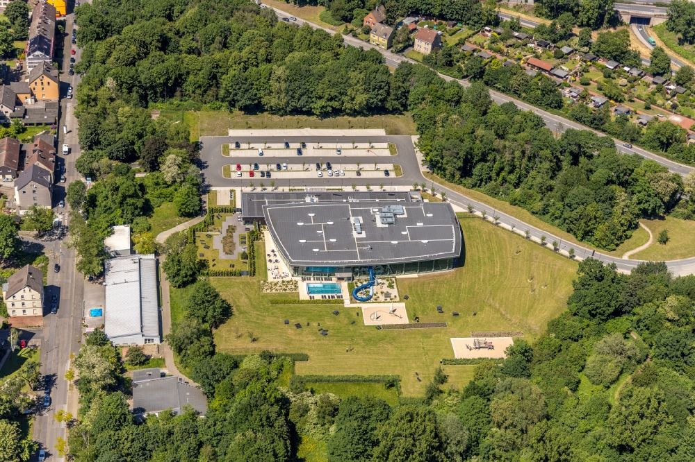 Aerial image Herne - Spa and swimming pools at the swimming pool of the leisure facility Sport- und Erlebnisbad Wananas in the district Wanne-Eickel in Herne in the state North Rhine-Westphalia