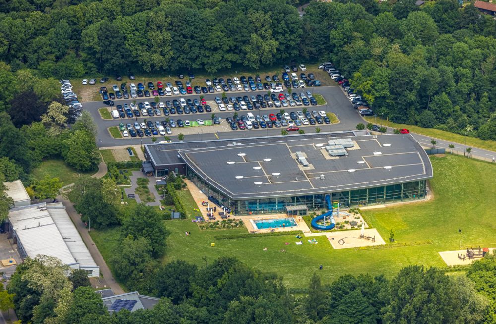 Aerial photograph Herne - Spa and swimming pools at the swimming pool of the leisure facility Sport- und Erlebnisbad Wananas in the district Wanne-Eickel on street Am Wananas in Herne at Ruhrgebiet in the state North Rhine-Westphalia